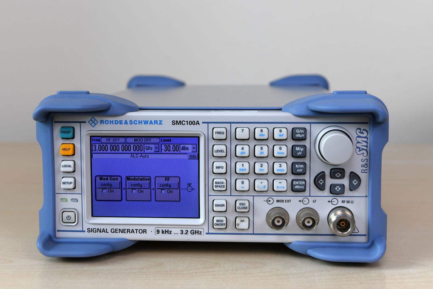 Генератор сигналов Rohde & Schwarz SMC100A от 9 кГц до 3,2  ГГц